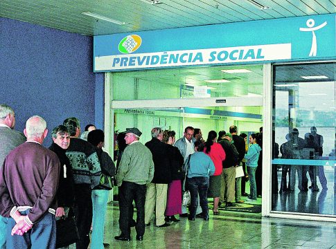Fila para atendimento num dos postos do INSS.
