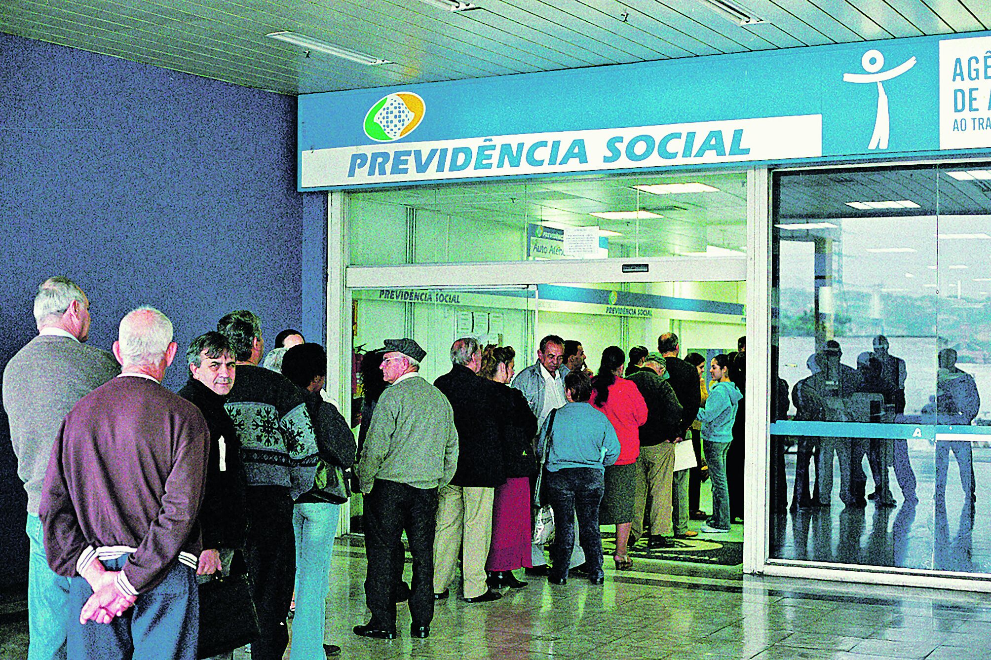 Fila para atendimento num dos postos do INSS.