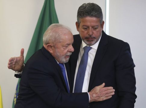 Arthur Lira costura apoios, inclusive com o presidente Lula, visando ser reconduzido à presidência da Câmara