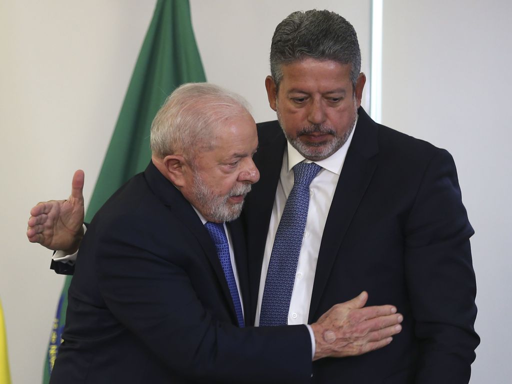 Arthur Lira costura apoios, inclusive com o presidente Lula, visando ser reconduzido à presidência da Câmara