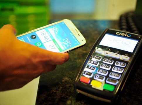 A Caixa Econômica Federal vai fornecer 7,6 milhões de cartões de débito para beneficiários de programas sociais. FOTO: marcello casal jr./agência Brasil