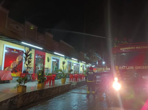 De acordo com o proprietário do restaurante, o incêndio foi percebido por vizinhos, que avisaram um funcionário do estabelecimento. Foto: Daniela Conduru/RBATV
