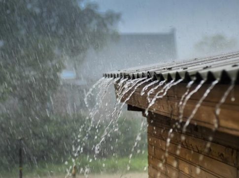 Tempestades, raios e ventanias podem provocar curtos-circuitos, além de acidentes graves e até fatais. Foto: Divulgação