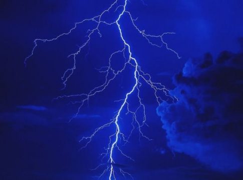 Segundo dados do Grupo de Eletricidade Atmosférica (Elat), vinculado ao Instituto Nacional de Pesquisas Espaciais (Inpe), de 2018 a 2022, a média anual de descargas atmosféricas no país ficou em 590 milhões..  Foto: Divulgação