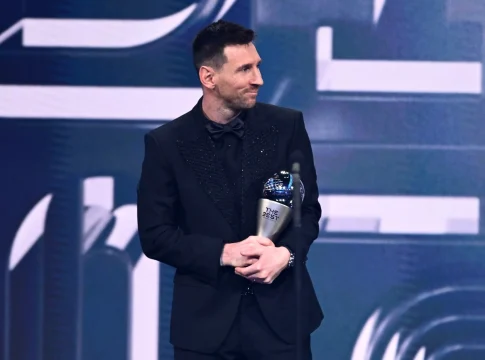 apitão da seleção campeã no Qatar e eleito melhor jogador da Copa do Mundo, Lionel Messi coroou seu ano perfeito com algo que é rotina: ser eleito melhor do planeta. Foto: Fifa/divulgação