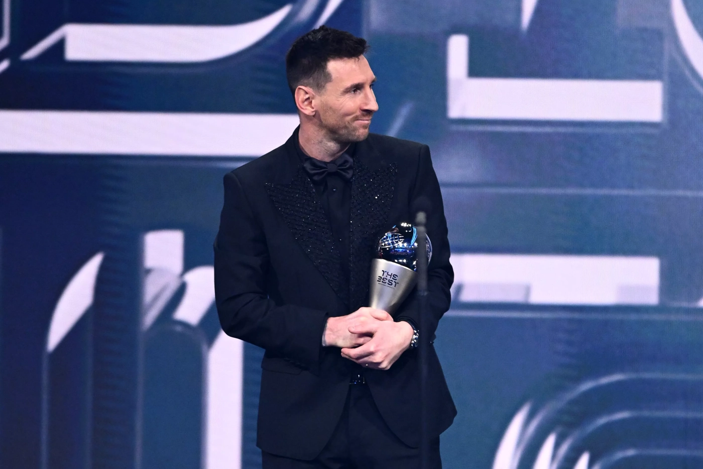 apitão da seleção campeã no Qatar e eleito melhor jogador da Copa do Mundo, Lionel Messi coroou seu ano perfeito com algo que é rotina: ser eleito melhor do planeta. Foto: Fifa/divulgação