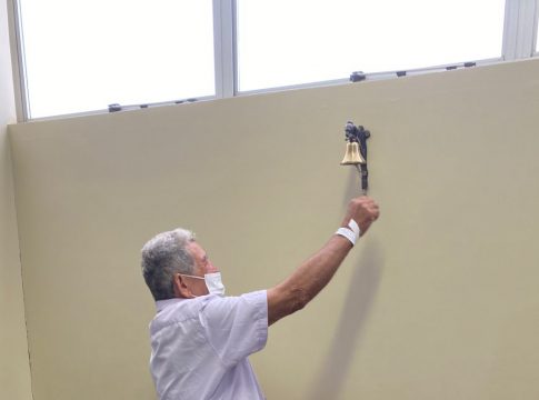 Seu Joaquim Vicente Bento, 66 anos, paciente do município de São Domingos do Araguaia, comemora fim do tratamento de câncer de próstata na Unacon. Foto: Divulgação
