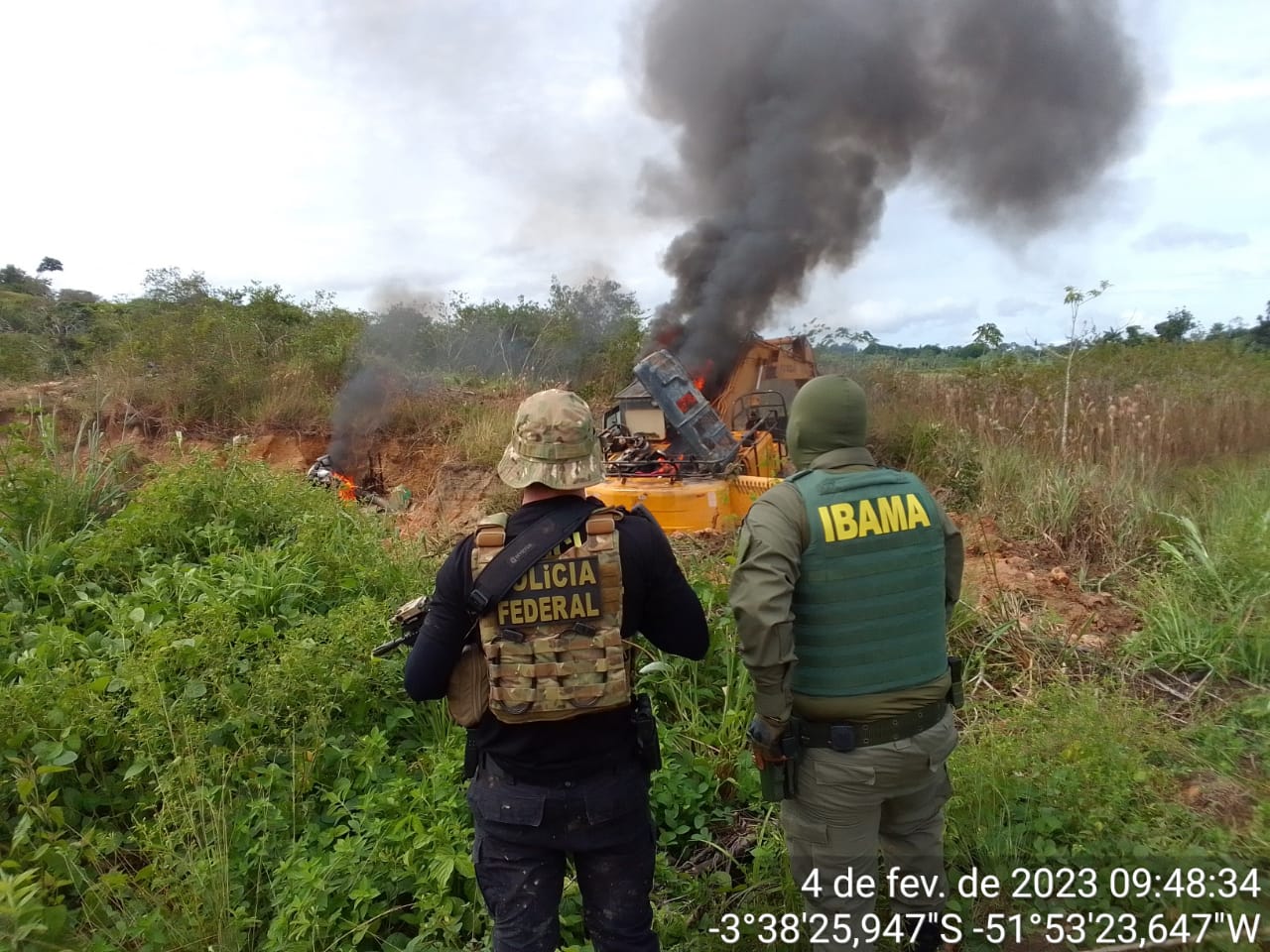 A Polícia Federal inutilizou duas máquinas de garimpo em área da União. Foto: PF/divulgação