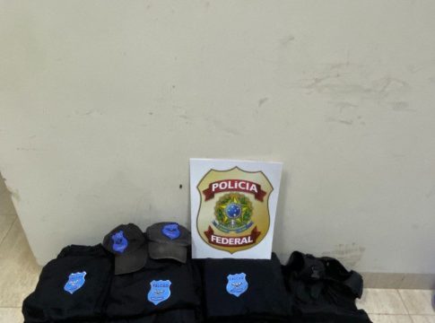 Foram apreendidas duas pistolas airsoft, um spray de pimenta, seis rádios e 10 cassetetes. Foto: PF