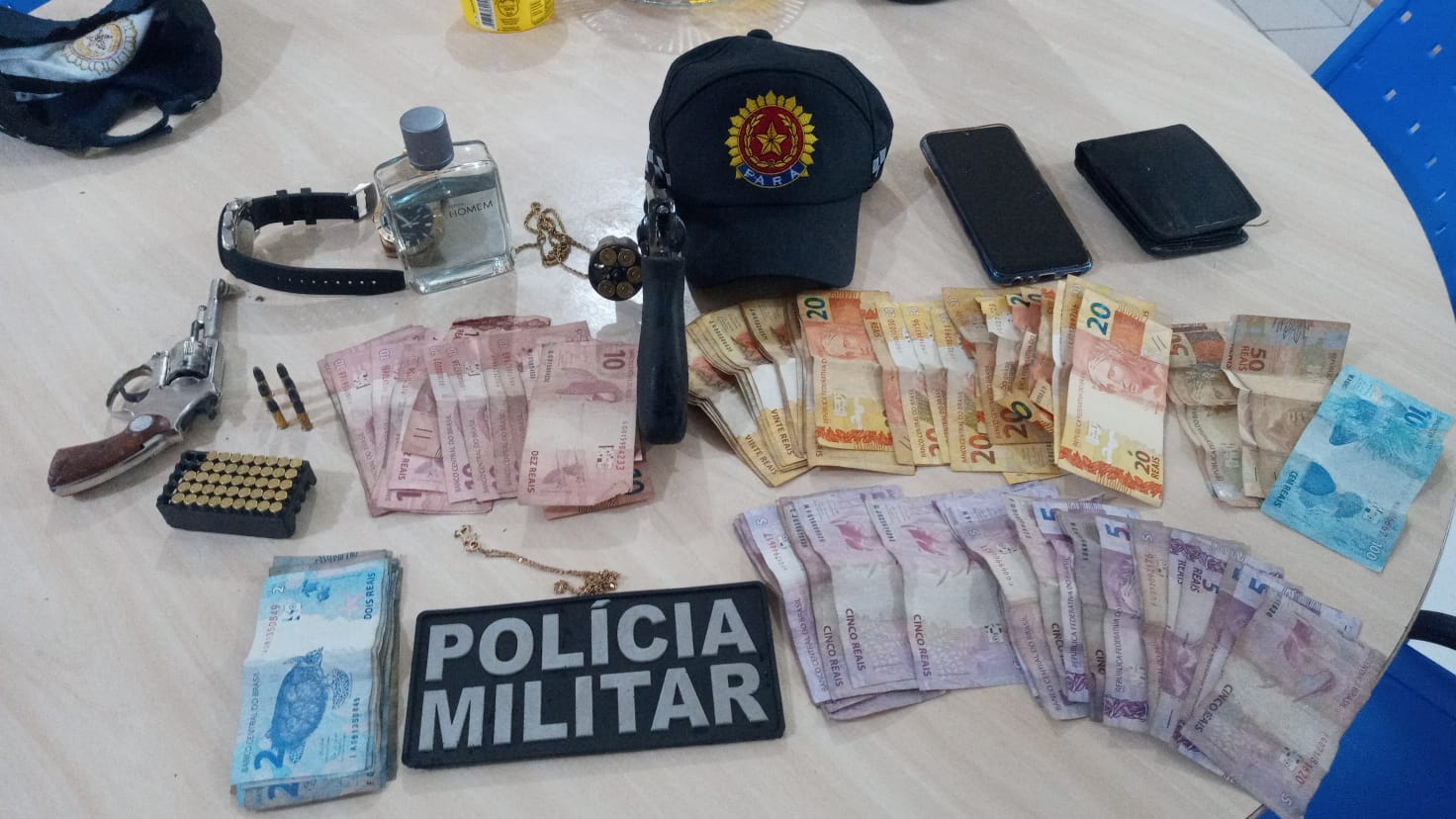 Material apreendido pela PM em poder dos criminosos. Foto: Divulgação