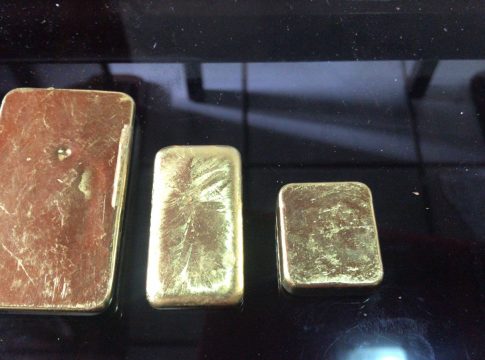 A Operação Sisaque apreendeu 17 veículos de luxo, 496.004 reais, 738 dólares, 1300 euros, 9,934 quilos de ouro misturado com outros metais. Foto: PF/divulgação