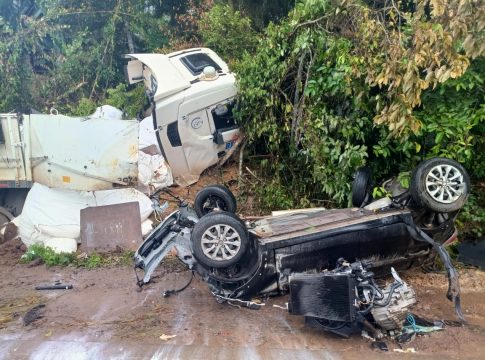 As vítimas vinham num carro de passeio, no sentido Belém, quando colidiram com uma carreta. Foto: Divulgação