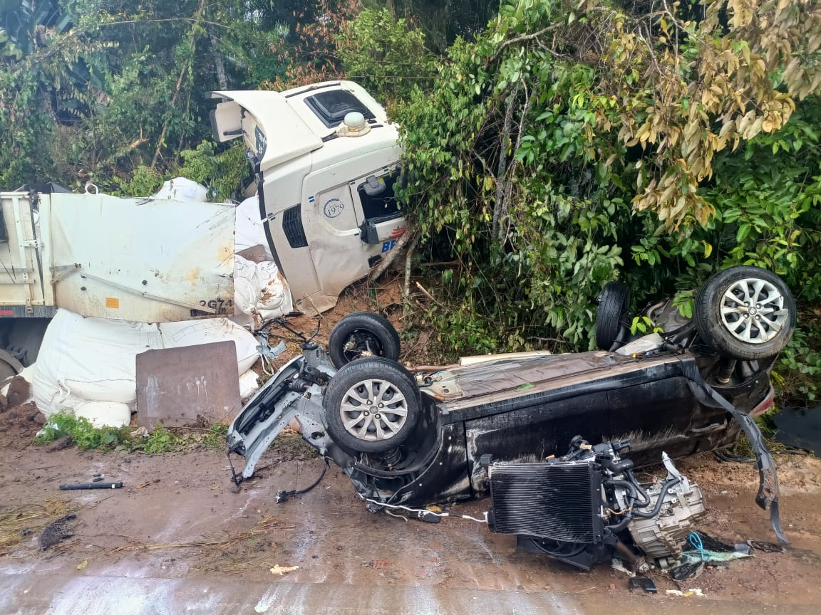 As vítimas vinham num carro de passeio, no sentido Belém, quando colidiram com uma carreta. Foto: Divulgação