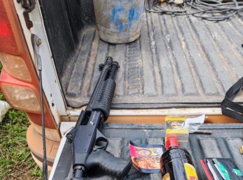 Arma e munição apreendidas pela PM e que foram usadas pelos suspeitos. Foto: Divulgação