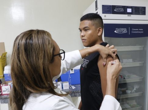 Diego Rodrigues foi ao posto para atualizar a carteira de vacina e se proteger contra a meningite
FOTO: Celso Rodrigues