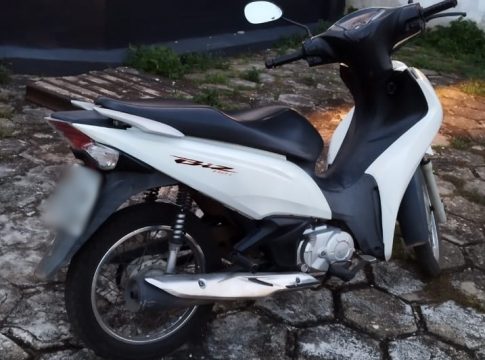 Segundo as informações repassadas no local, um homem chegou em uma motocicleta e efetuou os disparos contra os três homens. Foto: 13º BPM