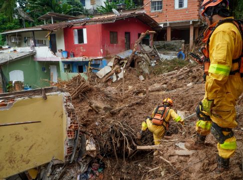 Chega a 57 o número de mortos pelo temporal no litoral norte de SP. As buscas continuam. Do total de corpos encontrados, 47 já foram identificados e liberados para sepultamento, sendo 16 homens adultos, 16 mulheres adultas e 15 crianças