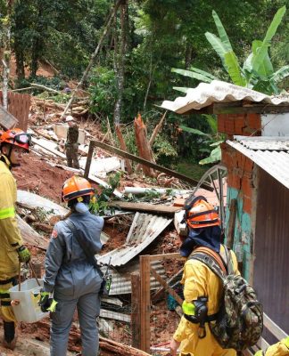 Equipes de resgate continuam o trabalho de busca por vítimas dos desmoronamentos em São Paulo. O total de pessoas fora de casa, desabrigadas ou desalojadas, chega a 2.500. 