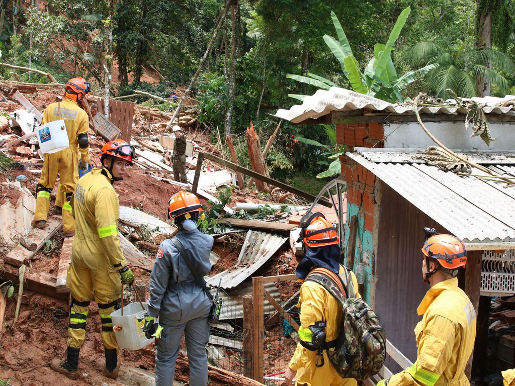 Equipes de resgate continuam o trabalho de busca por vítimas dos desmoronamentos em São Paulo. O total de pessoas fora de casa, desabrigadas ou desalojadas, chega a 2.500. 