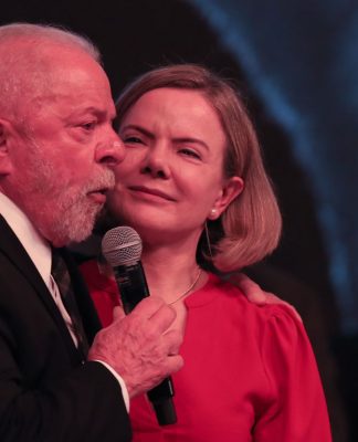 Presidente, Luiz Inácio Lula da Silva, participa das comemorações dos 43 anos de criação do Partido dos Trabalhadores (PT) no centro de convenções de Brasília e elogioiu a presidente nacional do PT, Gleisi Hoffmann
