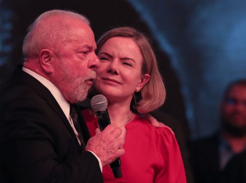 Presidente, Luiz Inácio Lula da Silva, participa das comemorações dos 43 anos de criação do Partido dos Trabalhadores (PT) no centro de convenções de Brasília e elogioiu a presidente nacional do PT, Gleisi Hoffmann