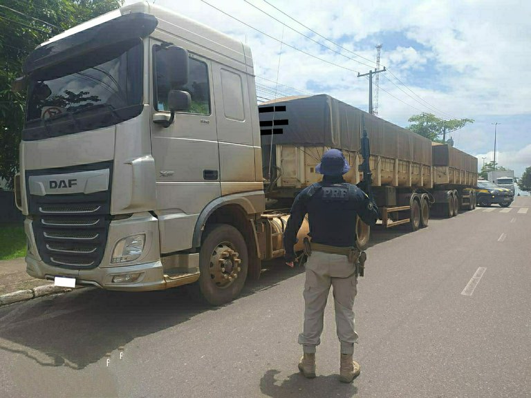 Manganês foi apreendido e condutor foi encaminhado à Polícia Federal. Foto: PRF/divulgação