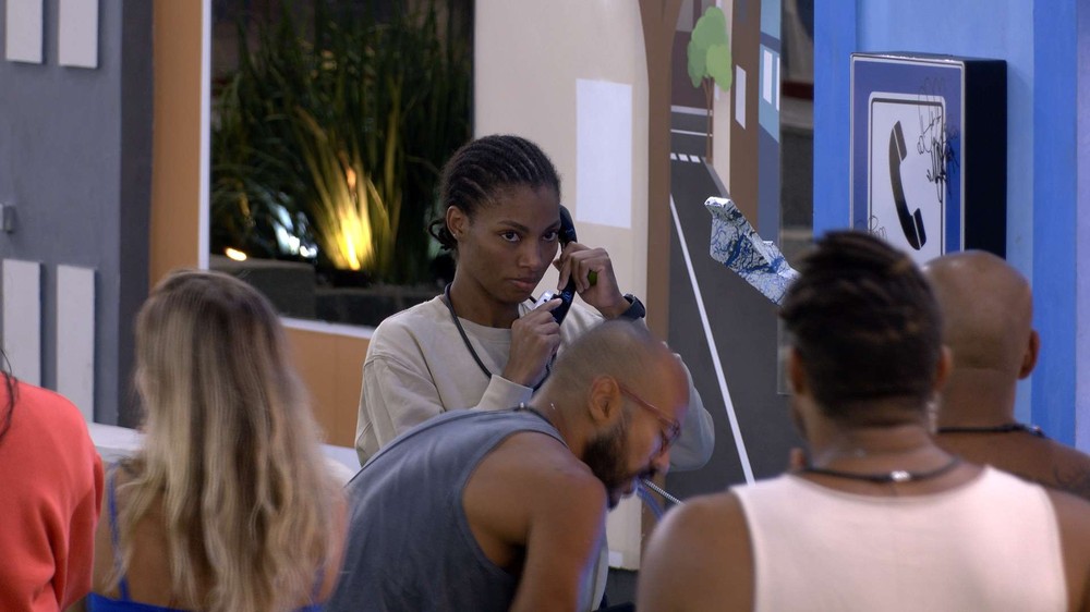 Big Fone toca, Tina atende e coloca Gabriel e Domitila no paredão do BBB 23