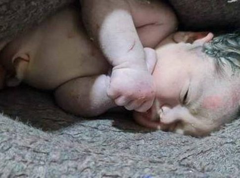 Bebê foi socorrido em meio aos escombros. Foto: Divulgação