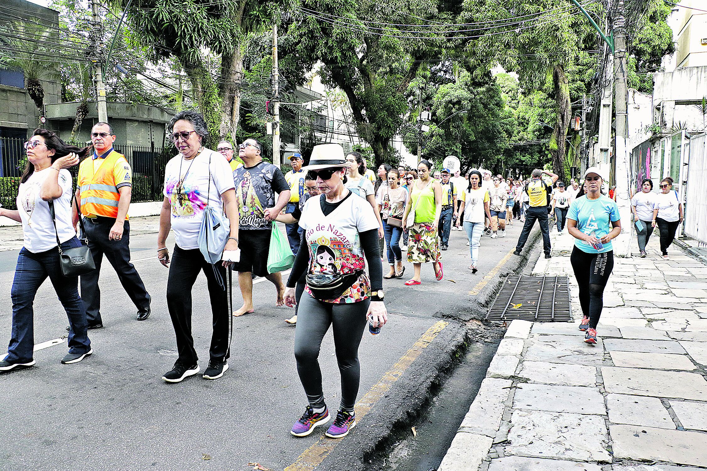 A Diretoria e os devotos fizeram o mesmo trajeto da grande procissão de outubro. Foto: Irene Almeida/Diário do Pará.