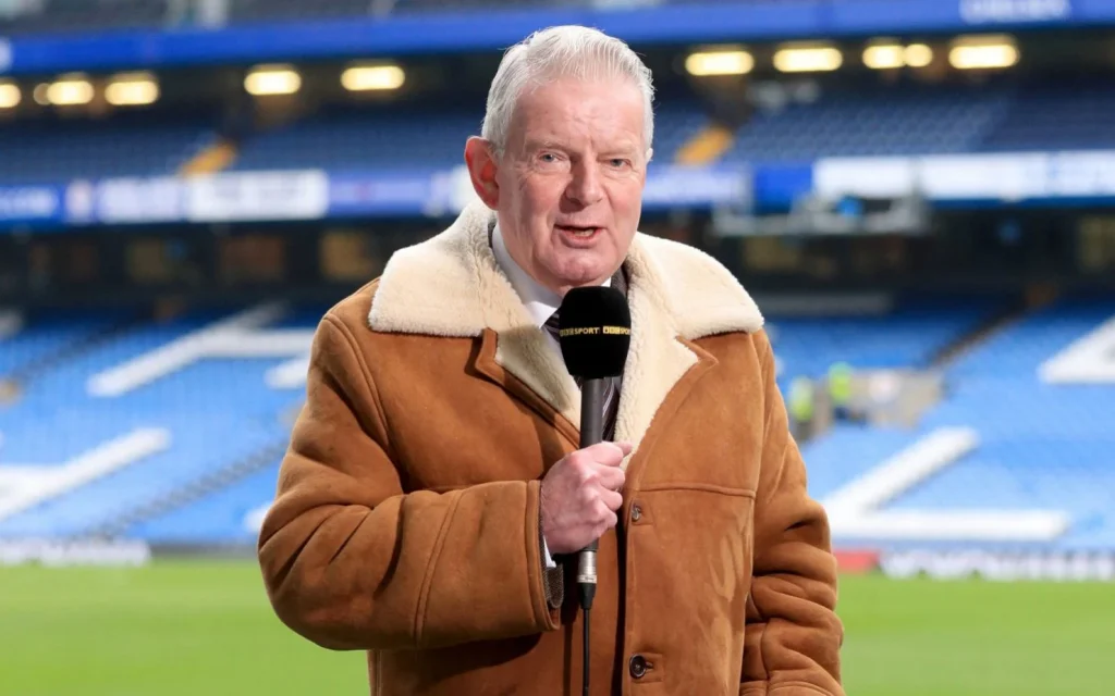 O narrador de futebol John Motson morreu aos 77 anos. Foto: Divulgação O narrador de futebol John Motson morreu aos 77 anos. Foto: Divulgação