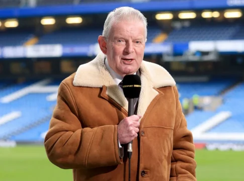 O narrador de futebol John Motson morreu aos 77 anos. Foto: Divulgação