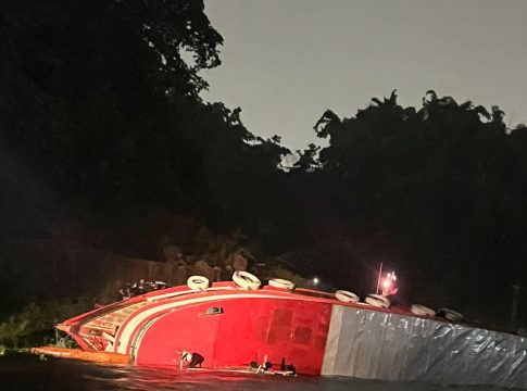 Quarenta e duas pessoas foram resgatadas com vida após um barco naufragar na noite desta sexta-feira (3). Foto: Divulgação