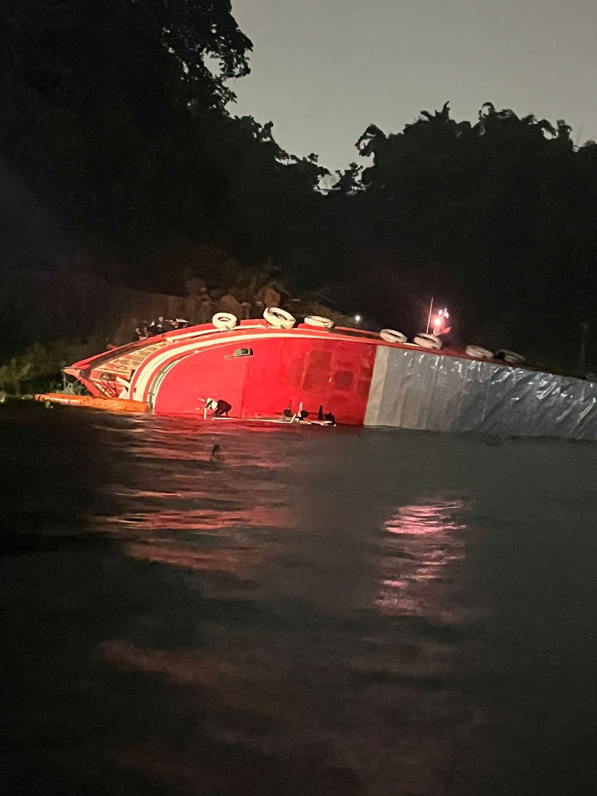 Quarenta e duas pessoas foram resgatadas com vida após um barco naufragar na noite desta sexta-feira (3). Foto: Divulgação