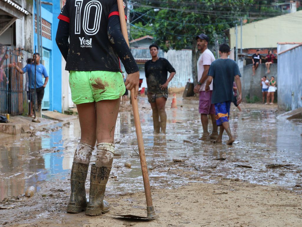 Oitenta policiais da tropa de choque foram acionados para evitar saques na região afetada pelo temporal que atingiu o litoral norte paulista. Foto: Rovena Rosa/Agência Brasil