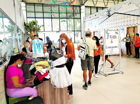 A iniciativa tem o objetivo de promover o empreendedorismo inclusivo e gerar um complemento de renda familiar aos usuários do CIIR e seus acompanhantes, que têm a oportunidade de comercializar variados itens. Foto: Wagner Santana/Diário do Pará.