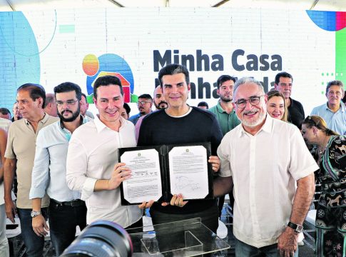 Ministro Jader Filho, governador Helder r Prefeito Edmilson na retomada do ‘Minha Casa, Minha Vida’ em Belém. Foto: Celso Rodrigues/ Diário do Pará.