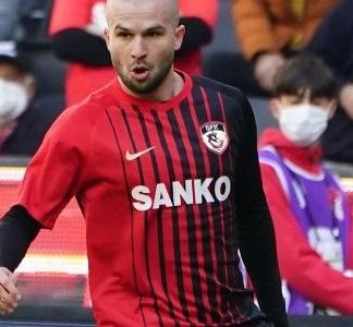 Foi realmente por acaso que Figueiredo ficou longe do epicentro do terremoto.
Ele tem por costume voltar para casa quando disputa partidas na cidade do adversário, mas no sábado (4), depois que o Gaziantep perdeu por 1 a 0 para o Antalyaspor, Figueiredo decidiu emendar na folga de domingo (5). Foto: Divulgação