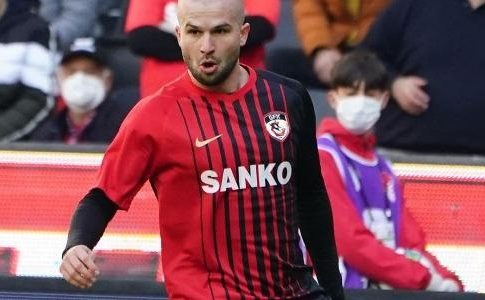 Foi realmente por acaso que Figueiredo ficou longe do epicentro do terremoto.
Ele tem por costume voltar para casa quando disputa partidas na cidade do adversário, mas no sábado (4), depois que o Gaziantep perdeu por 1 a 0 para o Antalyaspor, Figueiredo decidiu emendar na folga de domingo (5). Foto: Divulgação