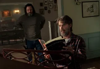 Legenda: Nick Offerman e Murray Bartlett vivem um romance improvável no fim do mundo