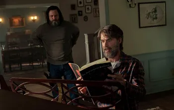 Legenda: Nick Offerman e Murray Bartlett vivem um romance improvável no fim do mundo