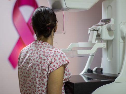 Rastreamento de câncer de mama em discussão: consulta pública da ANS aborda realização de mamografias a cada dois anos a partir dos 50 anos.
