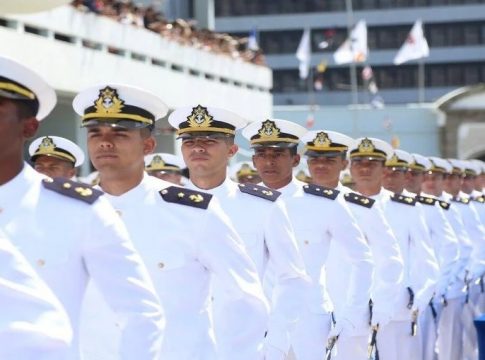 Conheça as oportunidades de atuação na Marinha: vagas para oficiais temporários em várias áreas profissionais.