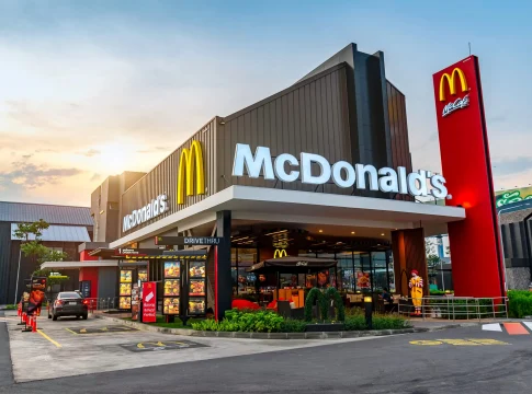 Descubra como a McDonald's, fundada em 1940, se tornou líder no mercado de fast food com lucros surpreendentes.