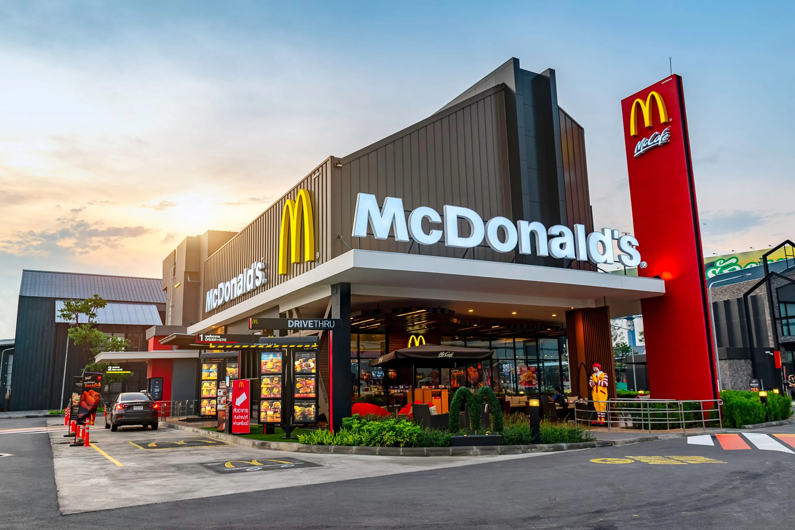 Descubra como a McDonald's, fundada em 1940, se tornou líder no mercado de fast food com lucros surpreendentes.