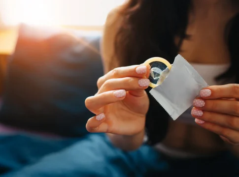 Quando o sexo dura muito tempo, apenas uma camisinha não é suficiente para proteger um casal de infecções sexualmente transmissíveis