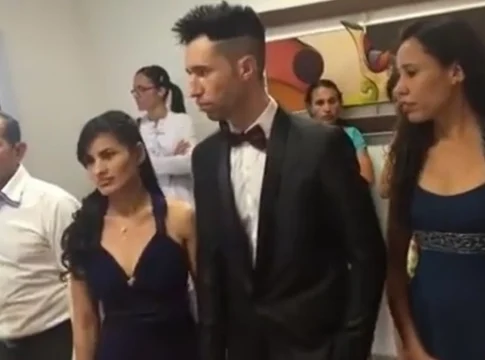 Um casamento foi momentaneamente cancelado após a noiva fazer uma brincadeira fora de hora e dizer que não aceitava o esposo por livre e espontânea vontade. Foto: Reprodução