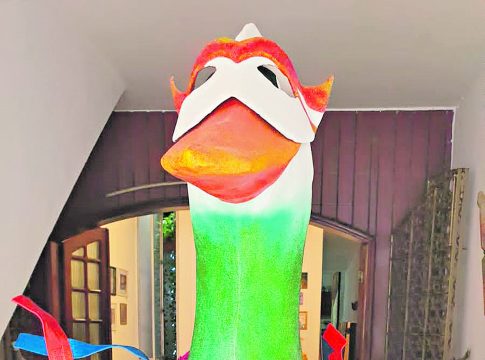 A principal atração será a mascote do bloco, representada por um pato de máscara estilizado de quase três metros de altura, que foi produzido pelo artista plástico Marcelo Lobato. Foto: Divulgação