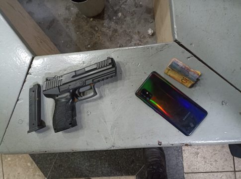 Com eles foram apreendidos 29 porções de substância similar à maconha e um simulacro de arma de fogo. Foto: 37º BPM