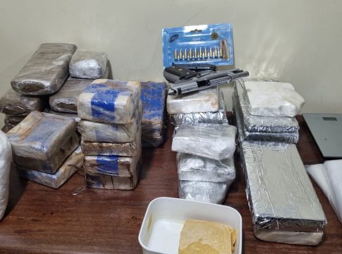 Os militares receberam informações através do Núcleo Integrado de Operações (Niop) sobre suspeita de tráfico de drogas próximo a um supermercado. Foto: 4º BPM