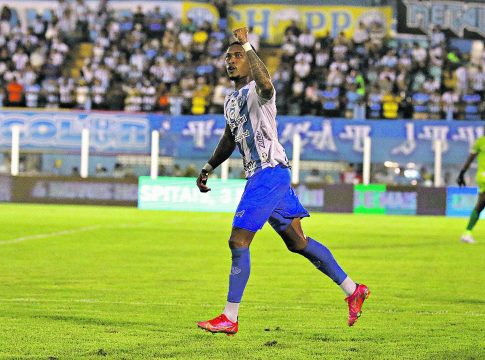 O centroavante Mário Sérgio teve a estreia dos sonhos. Com dois gols, ele de cara caiu nas graças da Fiel. Foto-Wagner Santana/Diário do Pará.